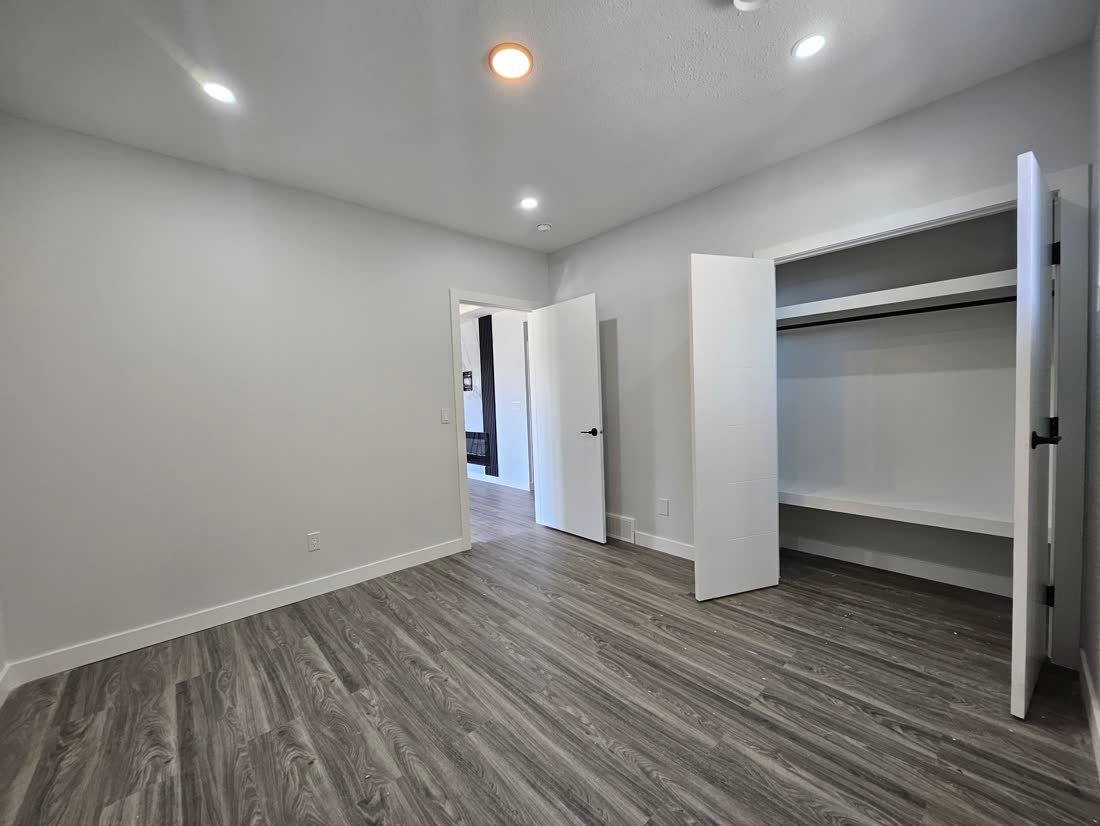 Lakepointe Drive -  Walkout Secondary Suite photo 8, Walkout Secondary Suite Calgary