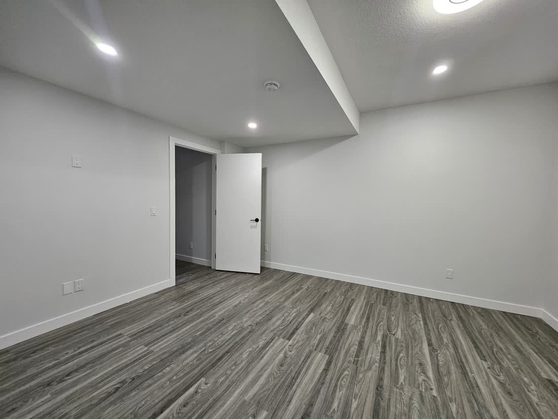 Lakepointe Drive -  Walkout Secondary Suite photo 14, Walkout Secondary Suite Calgary